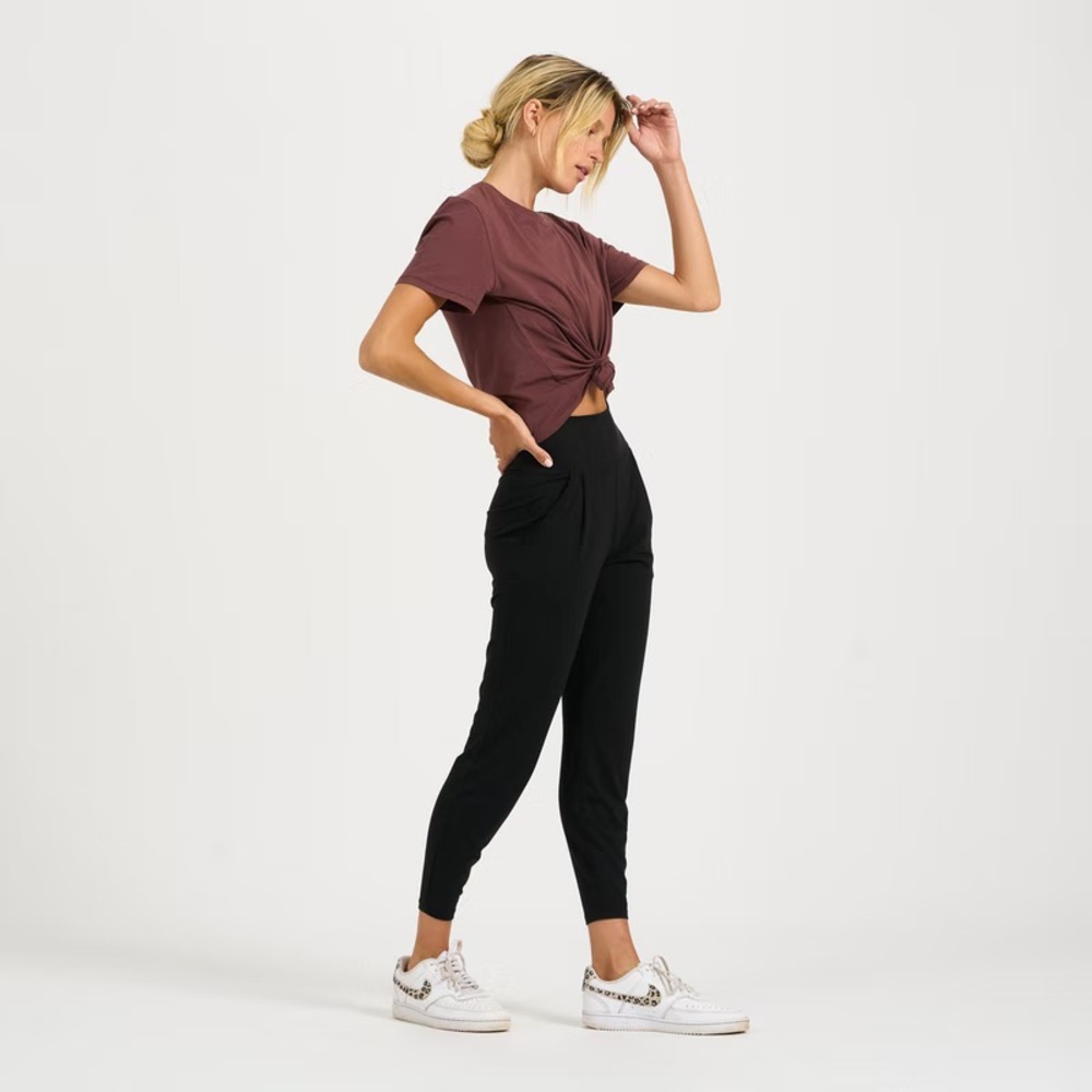 Vuori Black Ankle Cropped Pants